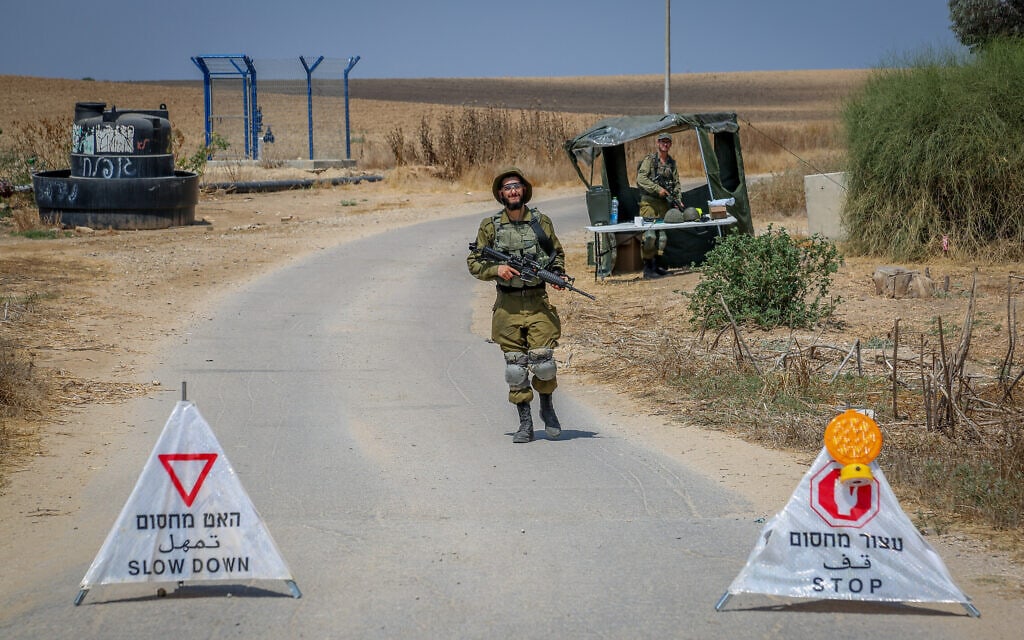 חיילי צה"ל חוסמים צירים בעוטף עזה, 3 באוגוסט 2022 (צילום: פלאש90)