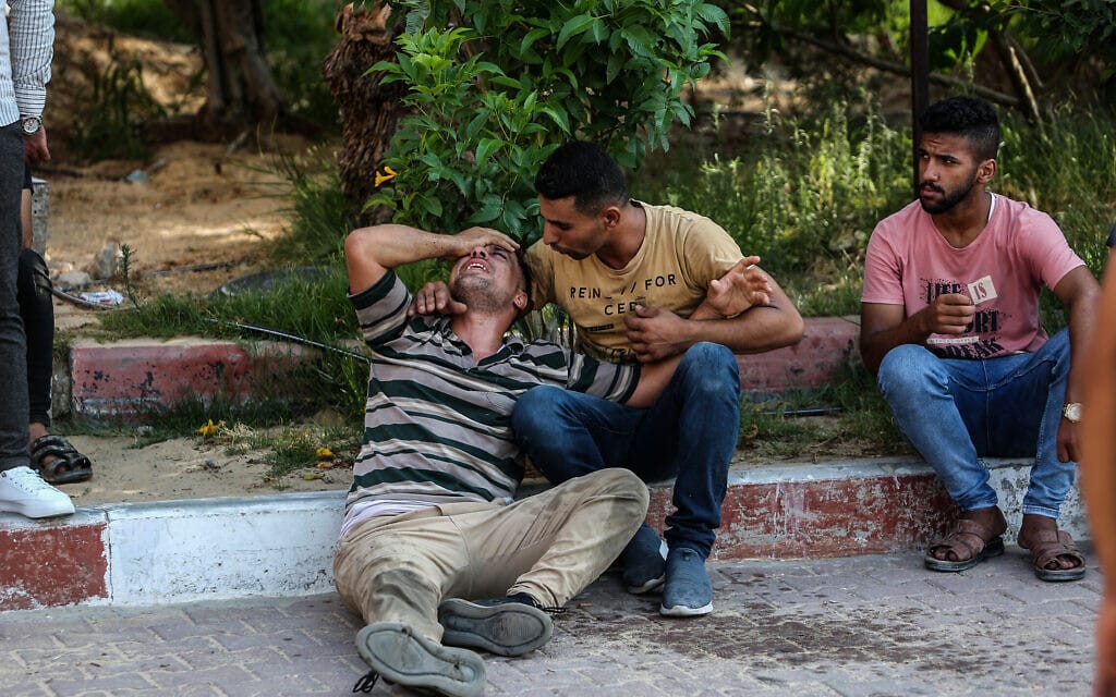 פלסטינים לצד גופתו של פעיל ג'יהאד שנהרג בתקיפה ישראלית, 5 באוגוסט 2022 (צילום: Abed Rahim Khatib/Flash90)