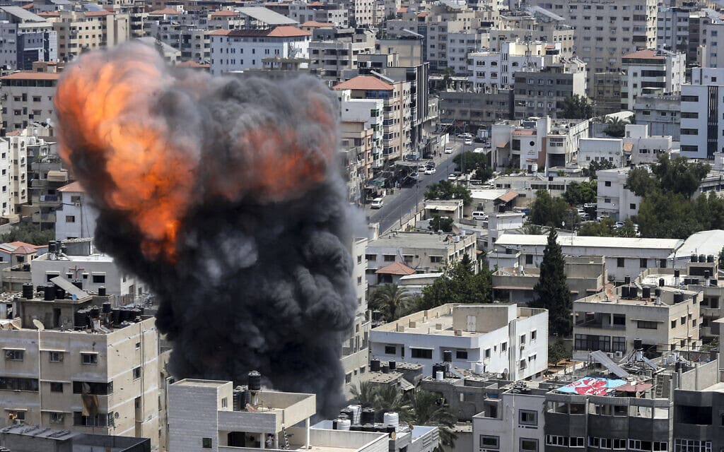 עשן מיתמר בעקבות תקיפה אווירית ישראלית בעיר עזה, 6 באוגוסט 2022 (צילום: Attia Muhammed/Flash90)