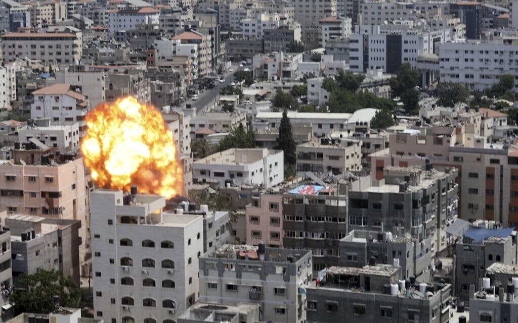 כדור אש ועשן מתפרצים בעקבות תקיפה אווירית ישראלית על בניין בעיר עזה, 6 באוגוסט 2022 (צילום: Attia Muhammed/Flash90)