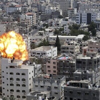 כדור אש ועשן מתפרצים בעקבות תקיפה אווירית ישראלית על בניין בעיר עזה, 6 באוגוסט 2022 (צילום: Attia Muhammed/Flash90)