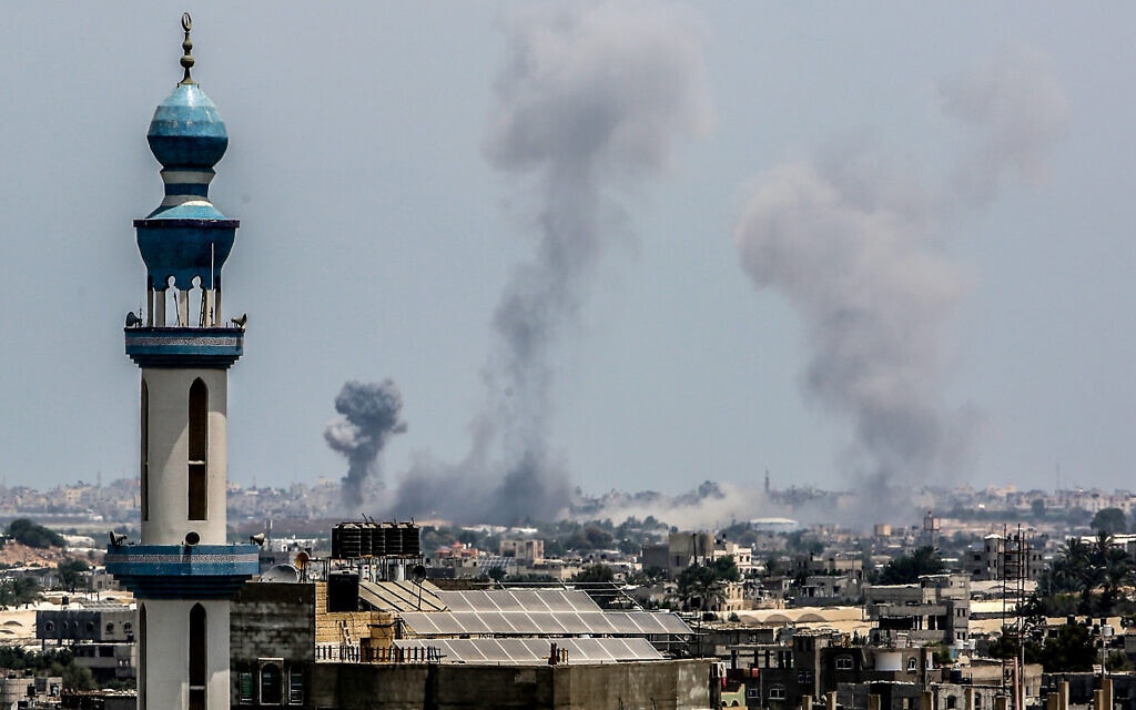 עשן מיתמר באזור חאן יונס ברצועת עזה בעקבות הפגזת חיל האוויר, 6 באוגוסט 2022 (צילום: Abed Rahim Khatib/Flash90)