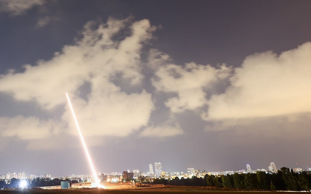 יירוט רקטה של כיפת ברזל מעל מרכז ישראל, 6 באוגוסט 2022 (צילום: נתי שוחט/פלאש90)