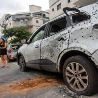 רכב שנפגע מרקטה באשקלון, 6 באוגוסט 2022 (צילום: יהונתן סינדל/פלאש90)