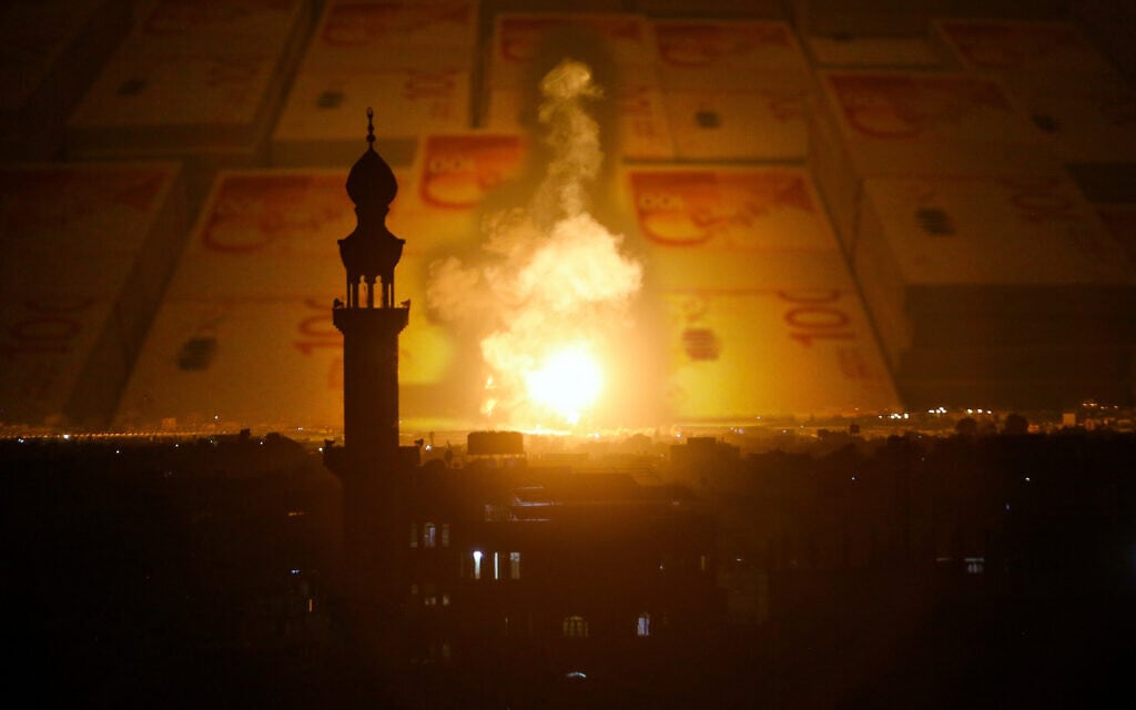 אילוסטרציה: כדור אש בעקבות הפצצת חיל האוויר בעזה, 7 באוגוסט 2022, על רקע שטרות כסף (צילום: Abed Rahim Khatib/Flash90, iStock עיבוד מחשב, מונטז') אילוסטרציה: כדור אש בעקבות הפצצת חיל האוויר בעזה, 7 באוגוסט 2022, על רקע שטרות כסף (צילום: Abed Rahim Khatib/Flash90, iStock עיבוד מחשב, מונטז')