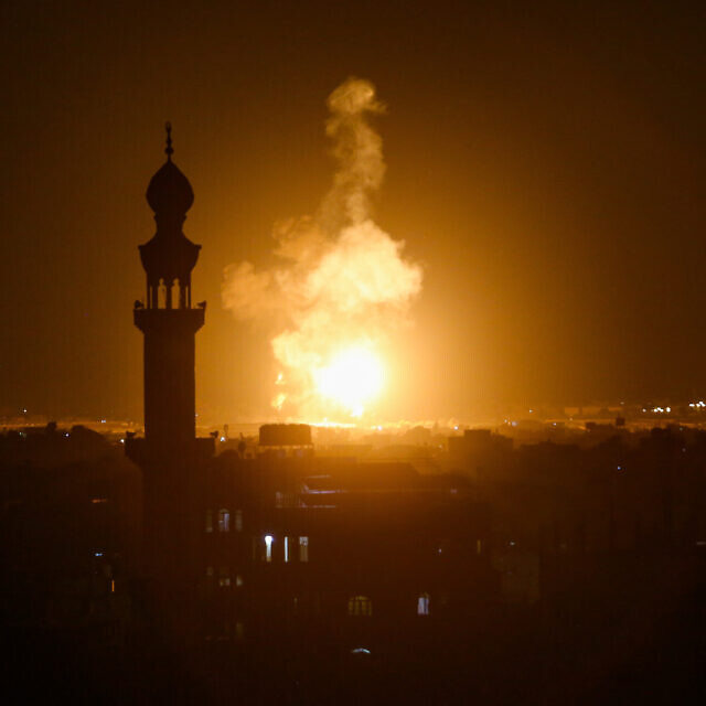 כדור אש בעקבות הפצצת חיל האוויר בעזה, 7 באוגוסט 2022 (צילום: Abed Rahim Khatib/Flash90)