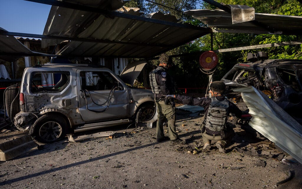 נזק שנגרם לבית על ידי רקטה שנורתה מרצועת עזה, במושב ליד הגבול, 7 באוגוסט 2022 (צילום: יונתן זינדל, פלאש 90)