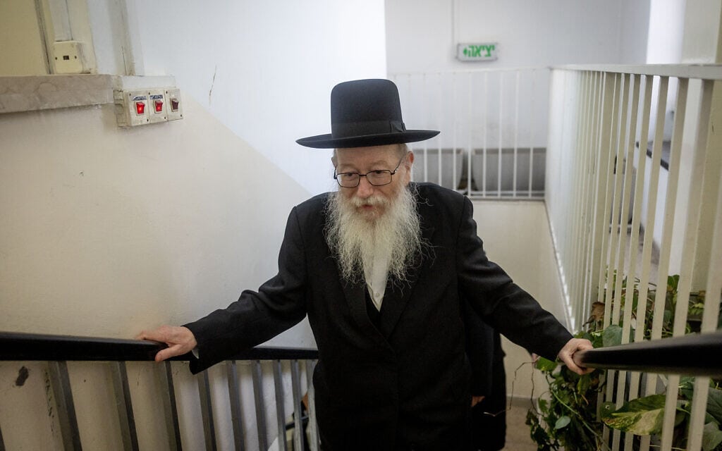 השר לשעבר יעקב ליצמן מגיע לבית משפט השלום בירושלים לקריאת גזר דינו, 8 באוגוסט 2022 (צילום: יונתן זינדל/פלאש90)