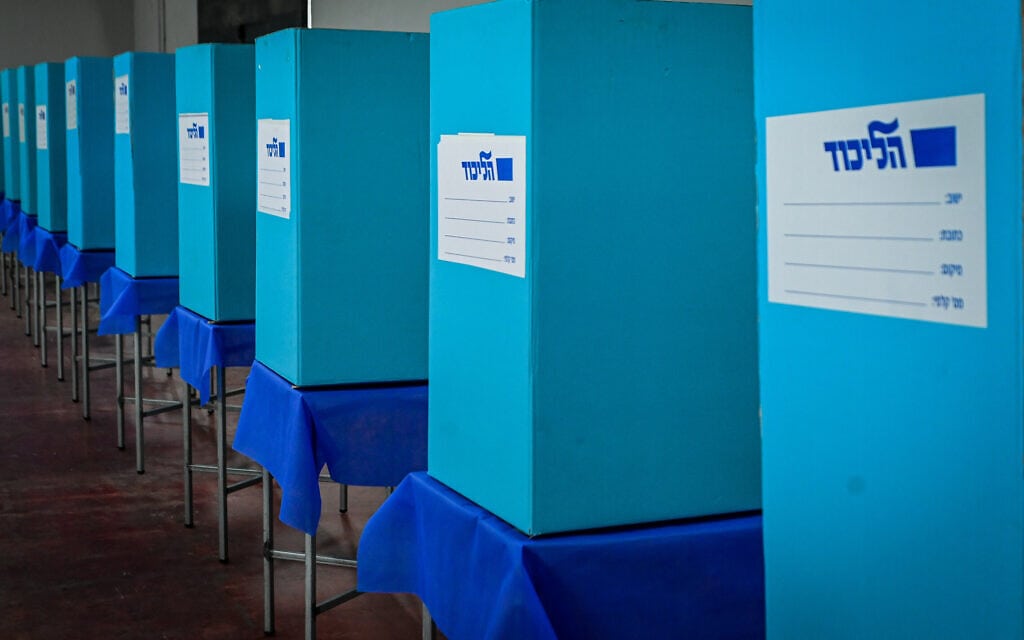 קלפי של הליכוד בתל אביב מוכנה לפתיחת ההצבעה, 9 באוגוסט 2022 (צילום: אבשלום ששוני/פלאש90)