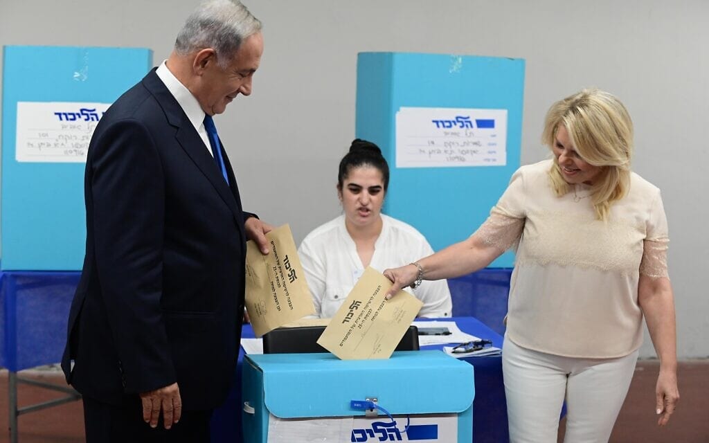 יושב ראש הליכוד בנימין נתניהו ואשתו שרה נתניהו מצביעים בפריימריז המפלגתיים בתל אביב, 10 באוגוסט 2022 (צילום: תומר נויברג, פלאש 90)