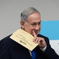 בנימין נתניהו מצביע בפריימריז של הליכוד, 10 באוגוסט 2022 (צילום: תומר נויברג/פלאש90) בנימין נתניהו מצביע בפריימריז של הליכוד, 10 באוגוסט 2022 (צילום: תומר נויברג/פלאש90)