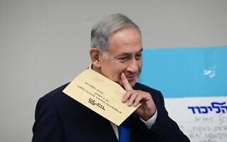 בנימין נתניהו מצביע בפריימריז של הליכוד, 10 באוגוסט 2022 (צילום: תומר נויברג/פלאש90) בנימין נתניהו מצביע בפריימריז של הליכוד, 10 באוגוסט 2022 (צילום: תומר נויברג/פלאש90)
