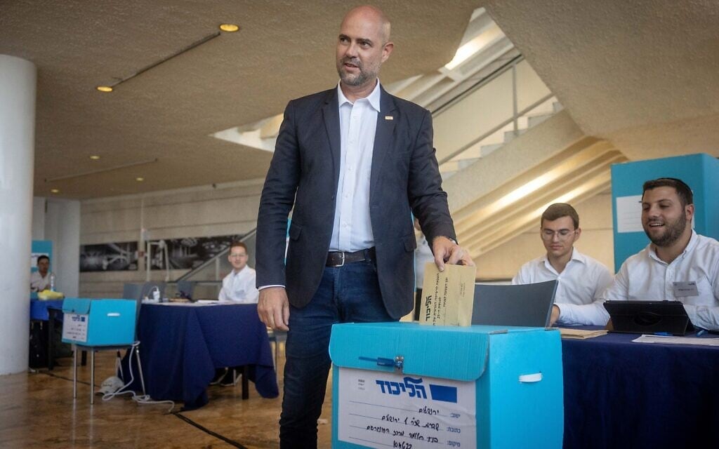 ח״כ אמיר אוחנה מצביע בפריימריז הליכוד, 10 באוגוסט 2022 (צילום: Yonatan Sindel/Flash90)