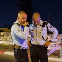שוטרים בזירת פיגוע הירי ליד הכותל המערבי בירושלים, 14 באוגוסט 2022 (צילום: דוברות המשטרה)