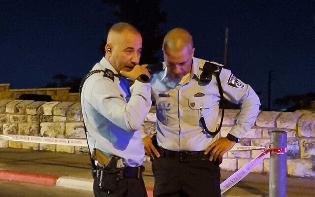 שוטרים בזירת פיגוע הירי ליד הכותל המערבי בירושלים, 14 באוגוסט 2022 (צילום: דוברות המשטרה)