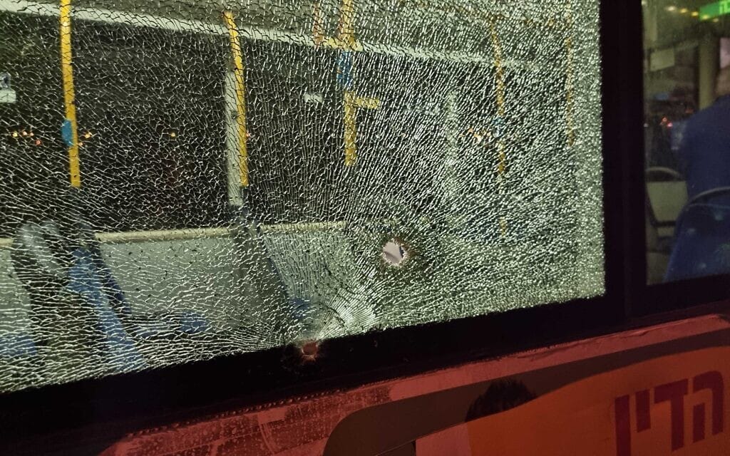 חלון האוטובוס שנפגע זירת פיגוע הירי ליד הכותל המערבי בירושלים, 14 באוגוסט 2022 (צילום: דוברות המשטרה)