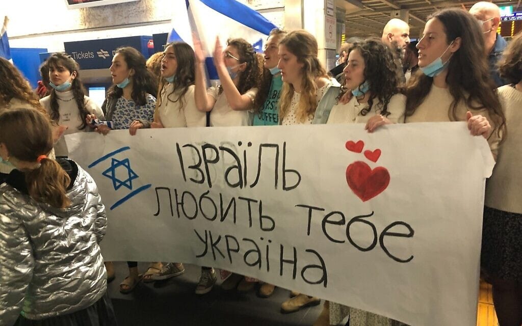 ישראלים מקדמים את פני הפליטים מאוקראינה בנמל התעופה בן־גוריון, 3 במרץ 2022 (צילום: זמן ישראל)