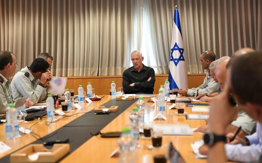 שר הביטחון בני גנץ בהערכת מצב בהשתתפות הרמטכ"ל אביב כוכבי, ראש השב"כ רונן בר ובכירים נוספים במערכת הביטחון. 4 באוגוסט 2022 (צילום: ניקול לסקבי / משרד הביטחון) שר הביטחון בני גנץ בהערכת מצב בהשתתפות הרמטכ"ל אביב כוכבי, ראש השב"כ רונן בר ובכירים נוספים במערכת הביטחון. 4 באוגוסט 2022 (צילום: ניקול לסקבי / משרד הביטחון)