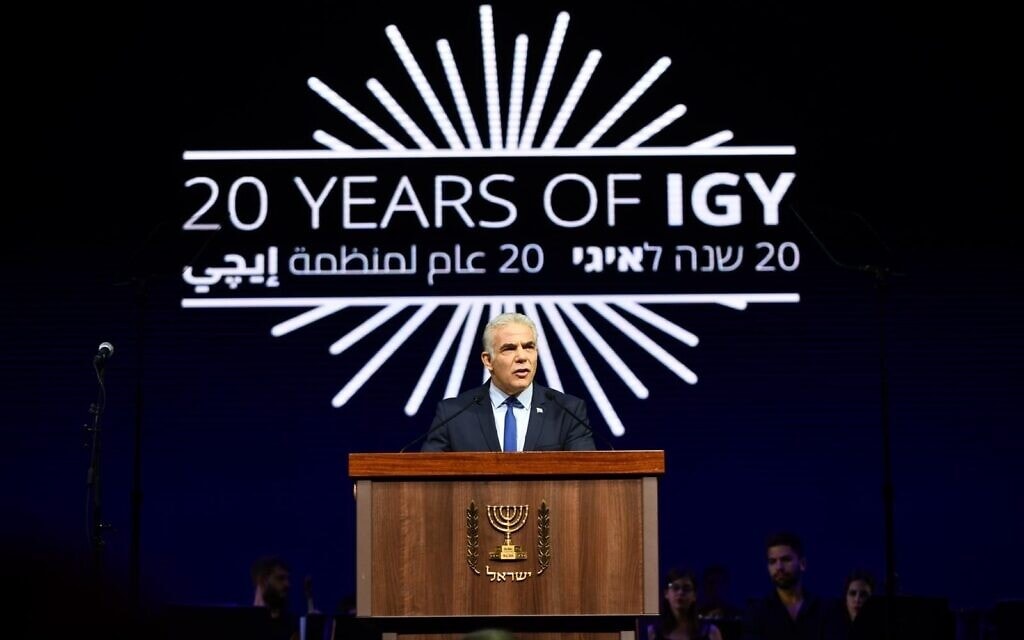 ראש הממשלה יאיר לפיד נושא דברים באירוע לציון עשרים שנה לארגון הנוער הגאה איגי בבית האופרה בתל אביב, 27 באוגוסט 2022 (צילום: אלעד גוטמן)
