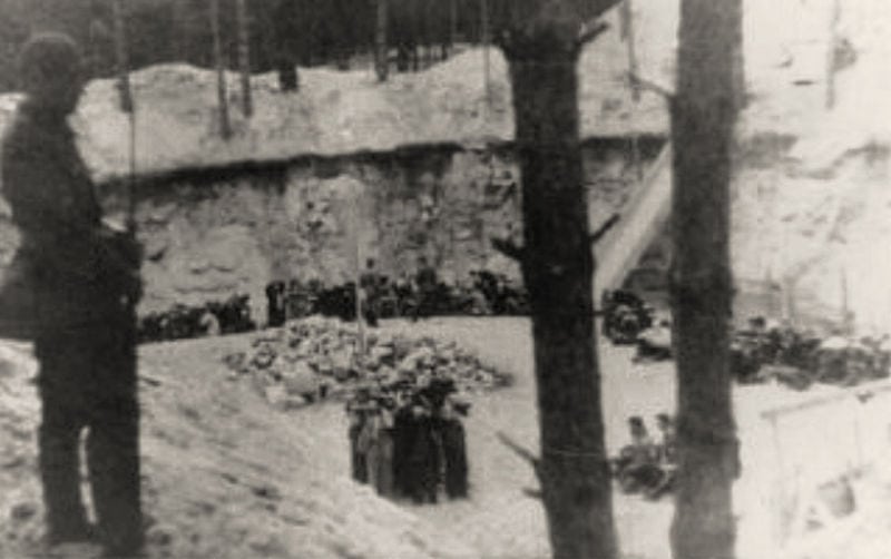 קבוצת חיסול נאצית רוצחת יהודים ביער פונארי ליד וילנה ב-1941