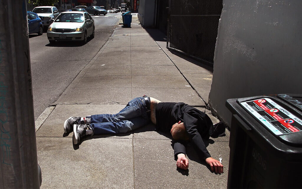 מגפת האופיואידים: גבר שוכב על מדרכה בסן פרנסיסקו, 26 באפריל 2018 (צילום: AP Photo/Ben Margot, File)