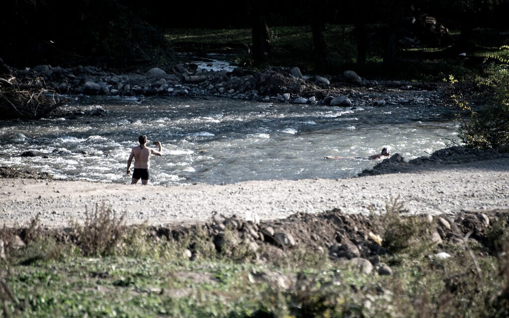 שוחים בנהר אגהבנו הציורי, אוקטובר 2020 (צילום: גילעד שדה)