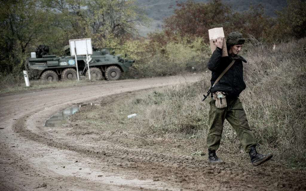 חייל רוסי מקים מחסום על אחד הצירים שהפכו לקו החזית החדש (צילום: גילעד שדה)