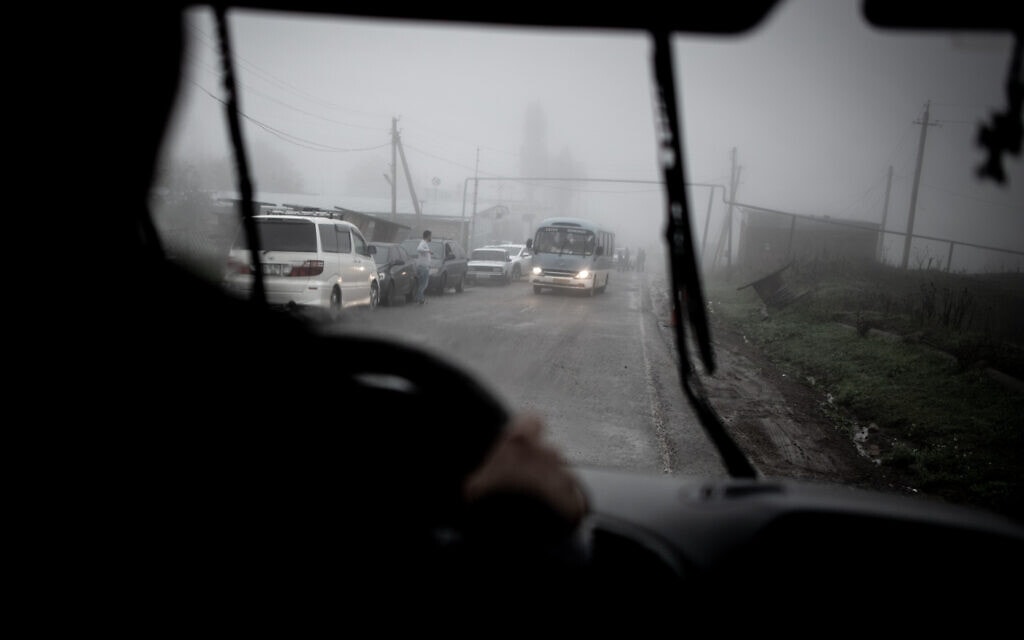 פליטים ארמנים עוזבים את נגורנו קרבאך בתחילת המלחמה. רוב שטחי האוטונומיה ייכבשו או יעברו לידי ממשלת אזרבייג'ן (צילום: גילעד שדה)