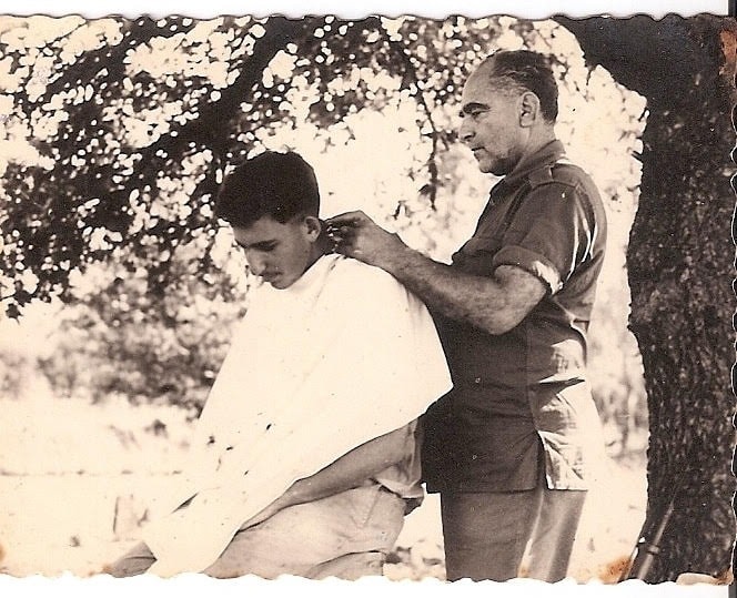 החייל הצעיר אבי הופשטיין מסתפר, סוף שנות השישים (צילום: מתוך האלבום המשפחתי)