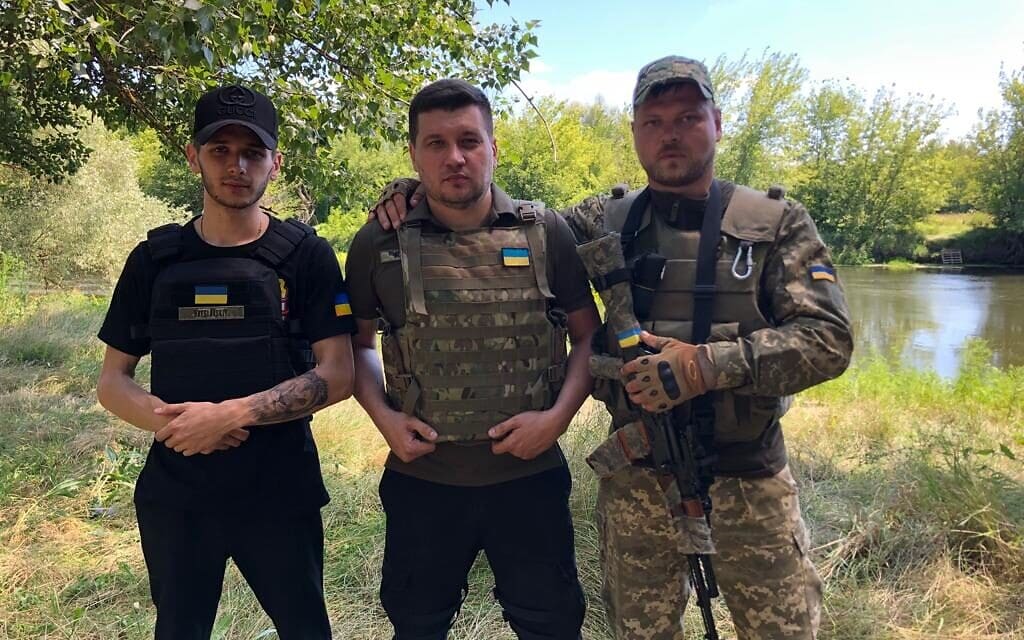 דניס ברסלבקי (במרכז) עם בנו וחייל אוקראיני, 29 ביולי 2022 (צילום: לייזר ברמן)