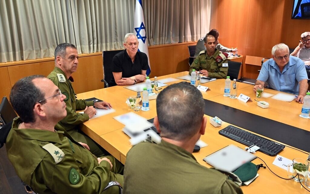 שר הביטחון בני גנץ והרמטכ"ל אביב כוכבי בהערכת מצב בקריה בתל אביב, 8 באוגוסט 2022 (צילום: דובר צה"ל) שר הביטחון בני גנץ והרמטכ"ל אביב כוכבי בהערכת מצב בקריה בתל אביב, 8 באוגוסט 2022 (צילום: דובר צה"ל)