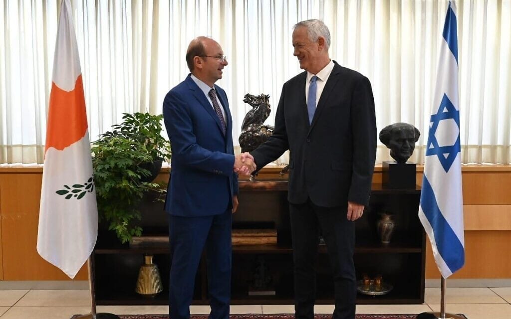 שר הביטחון בני גנץ מארח את שר ההגנה של קפריסין שרלמבוס פטרידס (צילום: אריאל חרמוני, משרד הביטחון) שר הביטחון בני גנץ מארח את שר ההגנה של קפריסין שרלמבוס פטרידס (צילום: אריאל חרמוני, משרד הביטחון)