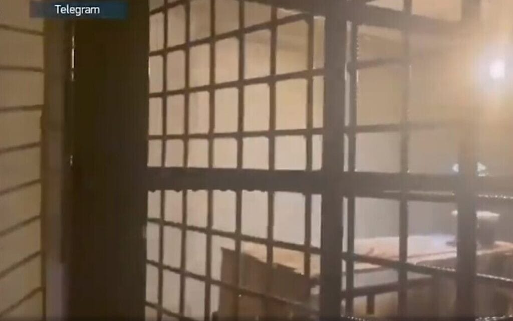 הכלובים הנבנים ל"משפט" שבויי אזובסטל, צילום מסך מסרטון טלגרם של gur.gov.ua
