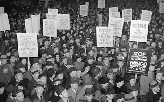 הפגנה נגד הנאצים בניו יורק אחרי ליל הבדולח, נובמבר 1938 (צילום: AP Photo)