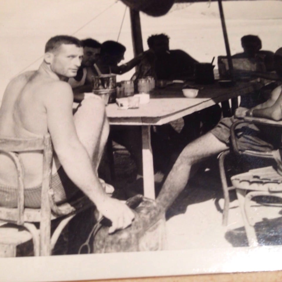 חיילי מילואים באי טיראן ב-1967, הראשון משמאל (עם הפנים למצלמה) הוא בני (בנגה) בית-אור, אבא של טל שניידר, אז בן 25 (צילום: מתוך האלבום המשפחתי)