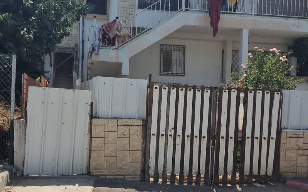 בית משפחת מליחי בשכונת גבעת ציון באשקלון. בבית אין ממ&quot;ד, חדר המדרגות חיצוני לבניין והמקלט רחוק (צילום: באדיבות המשפחה)