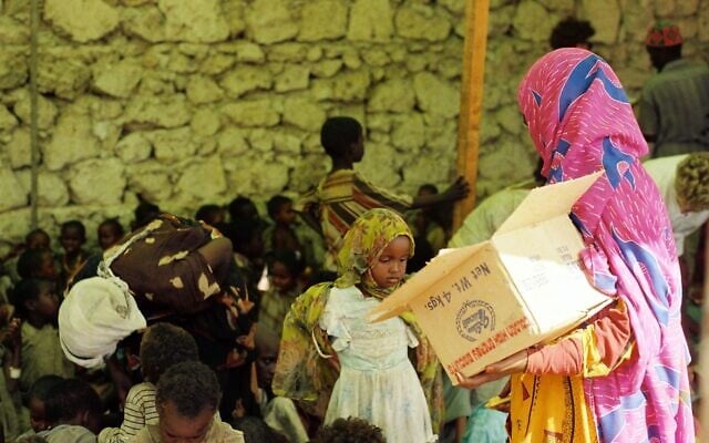 Distribution of food to children in the camp (Photo: Hanani Rapoport)