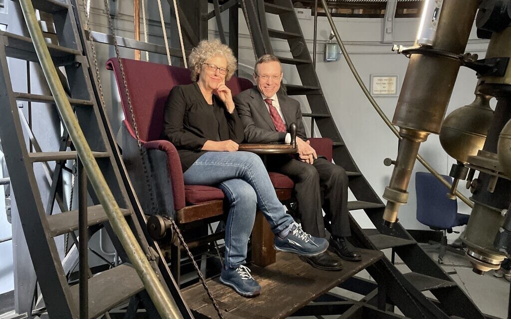 פרופ&#039; אבי לייב יושב עם העיתונאית ומחברת הספרים לסלי קין על מושבי הצופים בטלסקופ הגדול של מצפה הכוכבים של מכללת הרווארד, 1 במרץ 2022 (צילום: באדיבות המצולם)