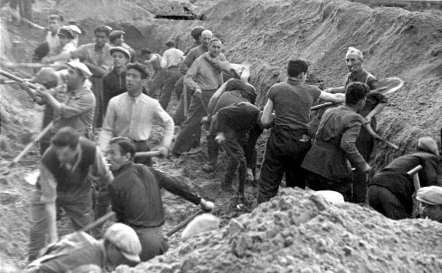 פונארי, ליטא. יהודים חופרים בורות שבהם ייקברו אחרי שיירו בהם (צילום: יד ושם)