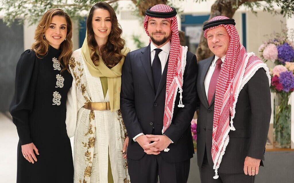 עבדאללה מלך ירדן ואשתו ראניה, והזוג הצעיר הנסיך חוסיין וארוסתו רג'ווה (במרכז) (צילום: בית המלוכה הירדני)
