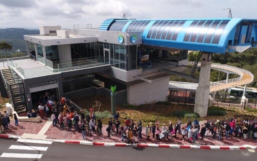 תורים לרכבלית במרכזית המפרץ בחיפה, חול המועד פסח 2022 (צילום: משרד התחבורה)