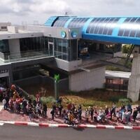 תורים לרכבלית במרכזית המפרץ בחיפה, חול המועד פסח 2022 (צילום: משרד התחבורה)