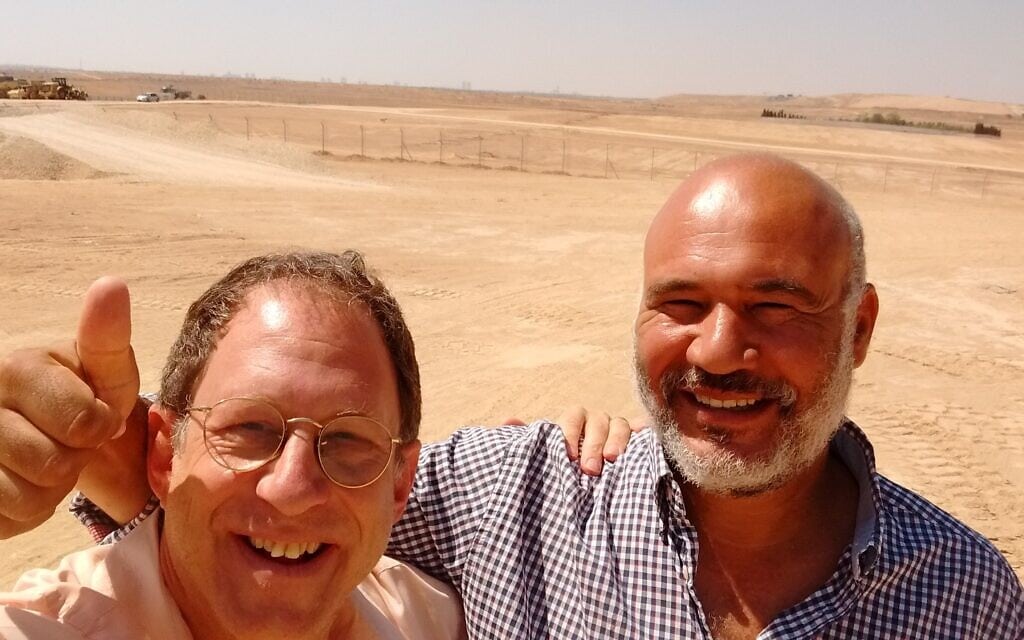 חג' מוסא תראבין ויוסף אברמוביץ' כשהתחילה בניית השדה הסולארי הבדואי (צילום: באדיבות יוסף אברמוביץ')