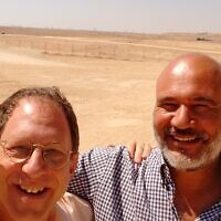 חג' מוסא תראבין ויוסף אברמוביץ' כשהתחילה בניית השדה הסולארי הבדואי (צילום: באדיבות יוסף אברמוביץ')