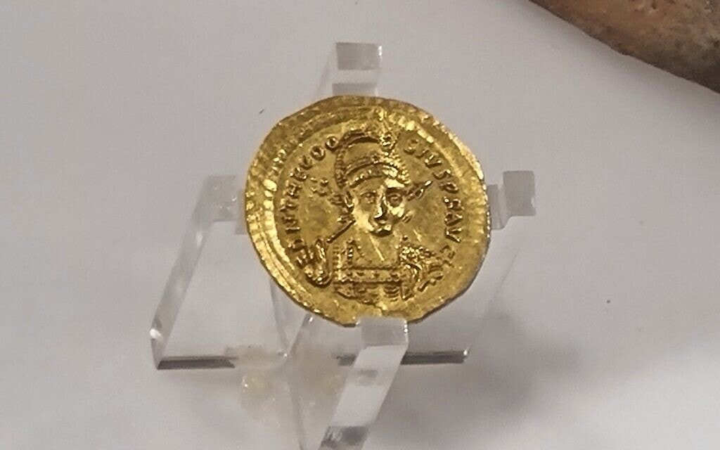 מטבע משנת 425 לספירה לערך (צילום: שמואל בר־עם)