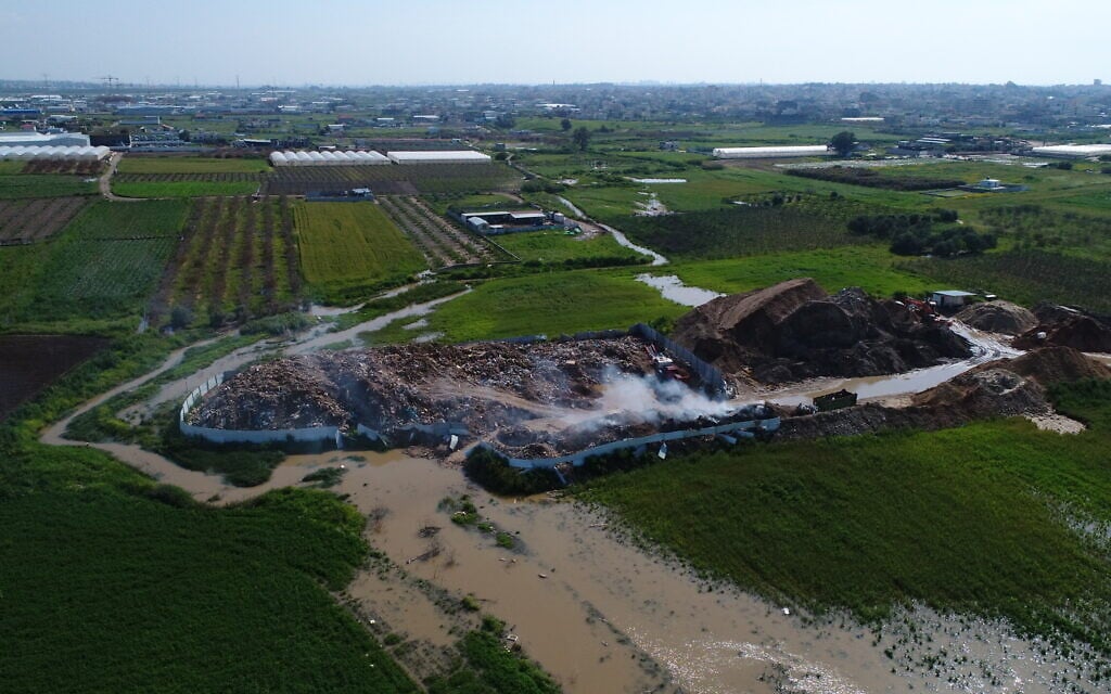האגם שנוצר בטירה מזריקת פסולת עפר לא חוקית, אוגוסט 2022 (צילום: יקיר חוכימה, המשרד להגנת הסביבה)