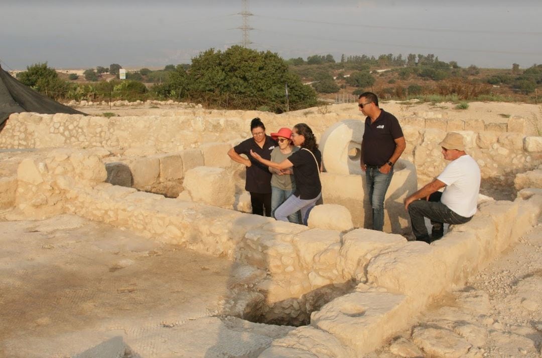ארכיאולוגים מרשות העתיקות באתר החפירות באושא (צילום: שמואל בר־עם)
