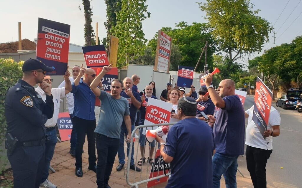 מחאה מול ביתו של הייבואן יוני שסטוביץ בכפר שמריהו, 4 באוגוסט 2022 (צילום: דוברות ההסתדרות) מחאה מול ביתו של הייבואן יוני שסטוביץ בכפר שמריהו, 4 באוגוסט 2022 (צילום: דוברות ההסתדרות)