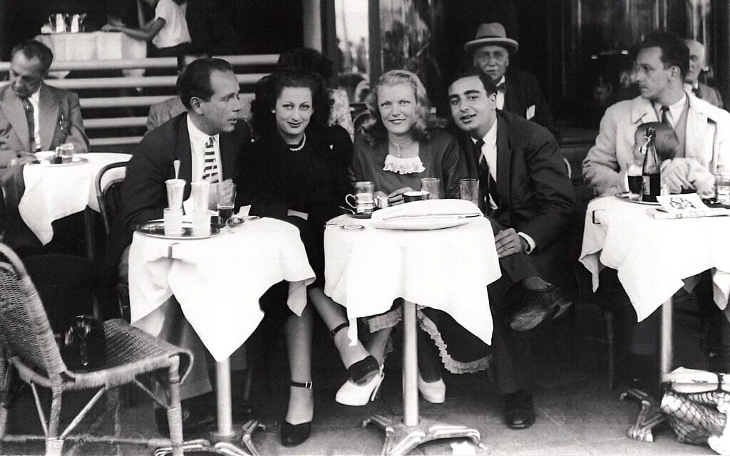 אדמונד ספרא (מימין) עם חבריו בבית קפה בשווייץ, 1948 (צילום: קרן אדמונד ספרא)