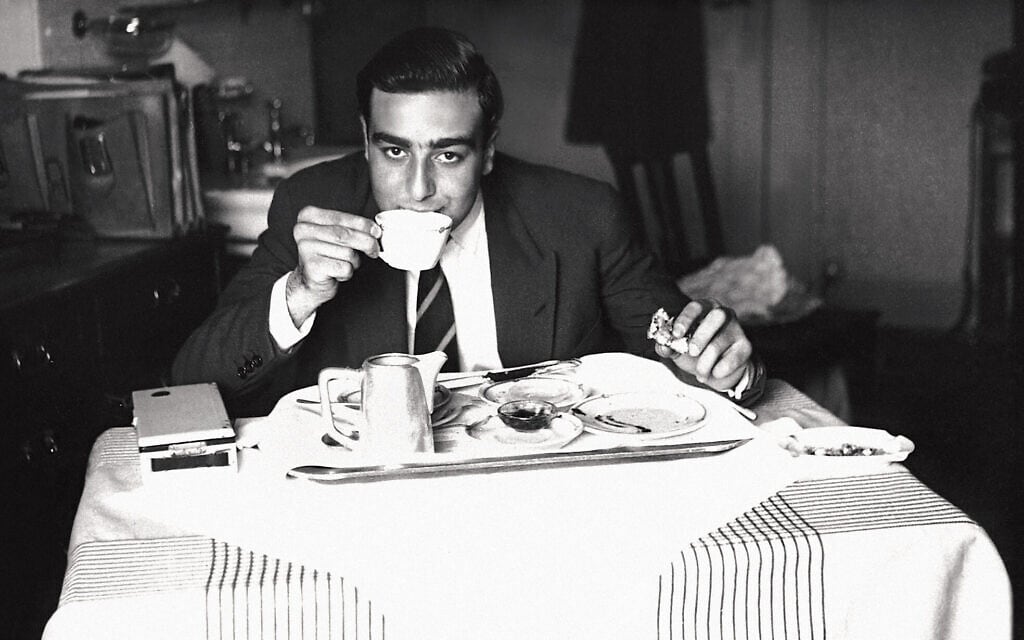 אדמונד יעקב ספרא בגיל 16, אוכל ארוחת בוקר בז'נווה, 1948 (צילום: קרן אדמונד ספרא)